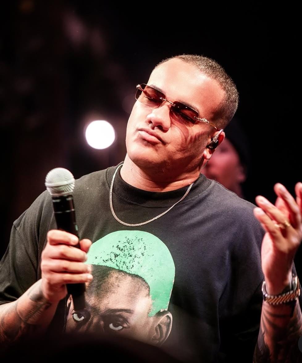 Ex-vocalista do Disfarce anuncia pausa carreira para tratar pólipos nas cordas vocais