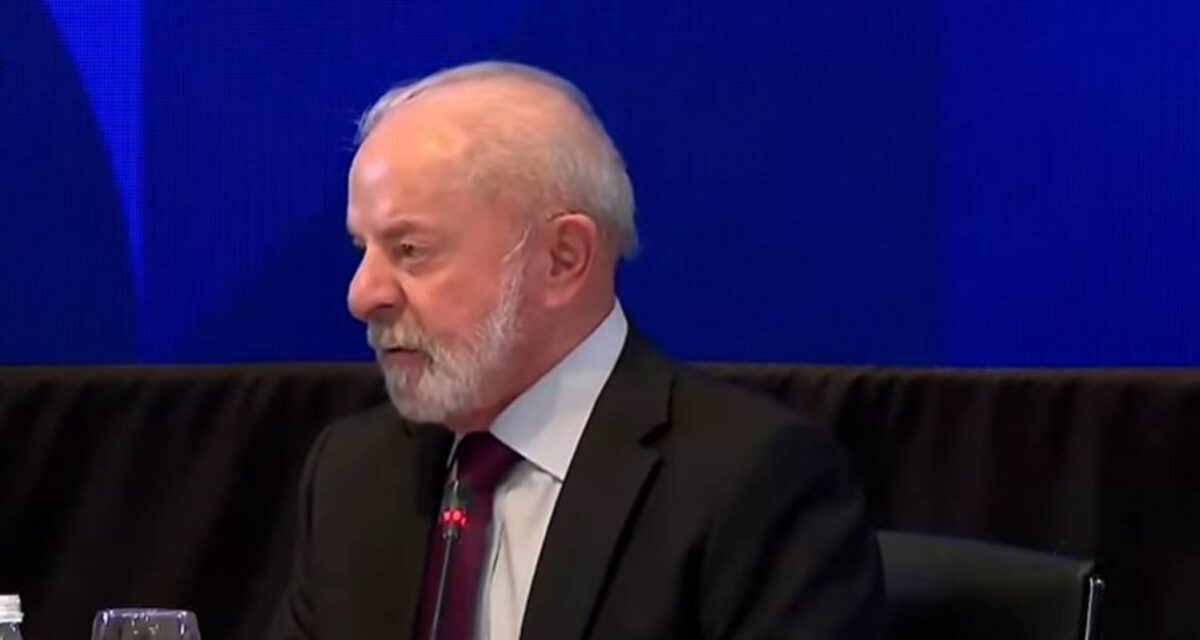 apos-pousar-no-brasil,-lula-conversa-com-ministro-sobre-crise-no-rio