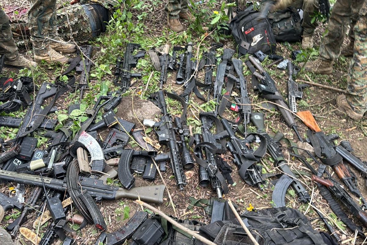 governo-do-rj-divulga-fotos-de-fuzis-apreendidos-em-megaoperacao