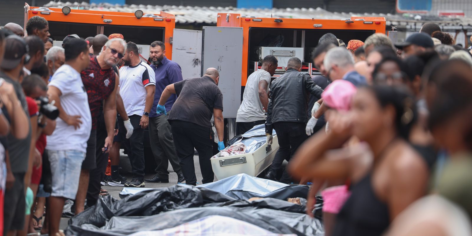 Moradores retiram cerca de 60 corpos em área de mata após operação