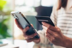 Em algumas situações, as próprias instituições bancárias emitem alertas e orientações aos clientes