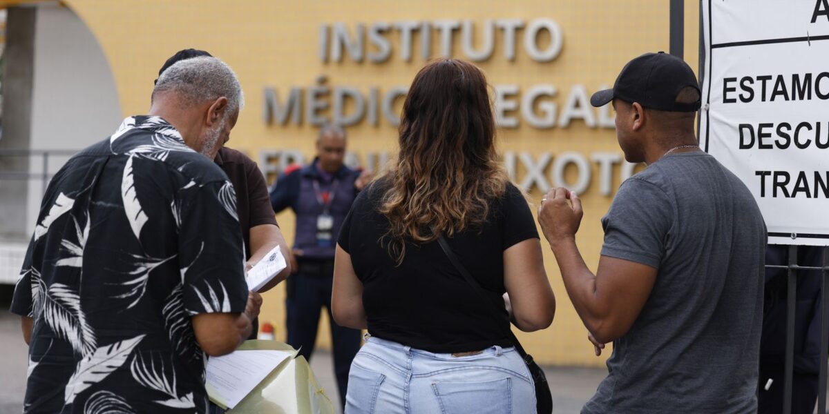 familias-se-cadastram-para-reconhecer-corpos-no-iml-do-rio