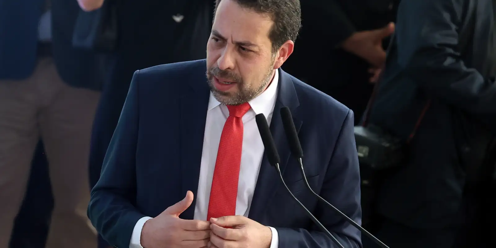 “Cabeça do crime organizado não está no barraco da favela”, diz Boulos