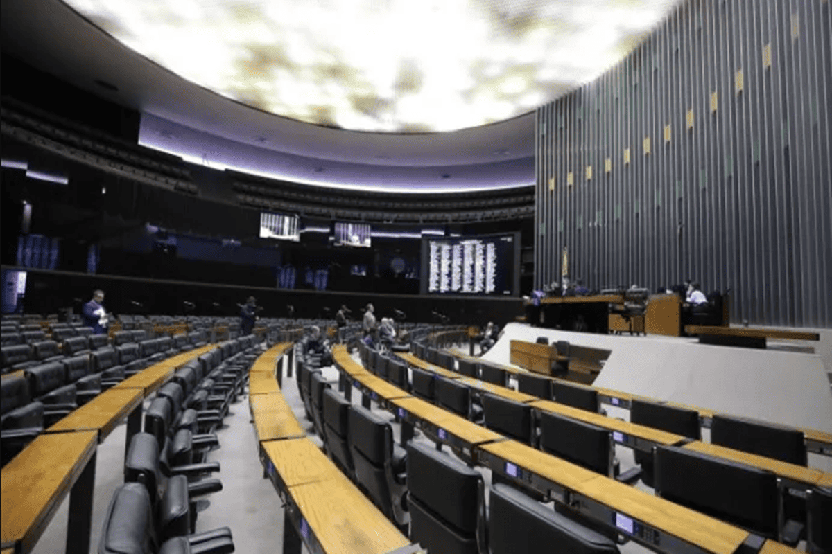 trio-e-detido-ao-tentar-entrar-com-armas-na-camara-dos-deputados