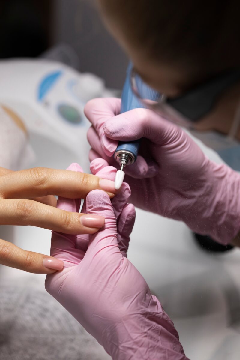 anvisa-proibe-compostos-usados-em-esmaltes-em-gel-por-risco-de-cancer-e-infertilidade