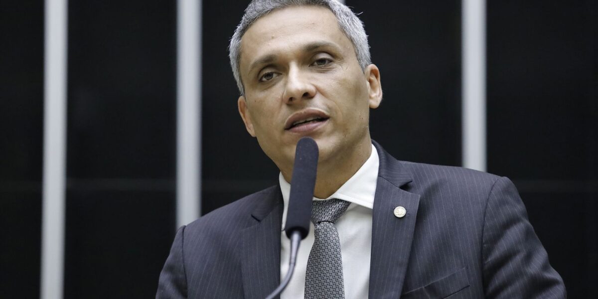 moraes-suspende-acao-penal-contra-deputado-gustavo-gayer
