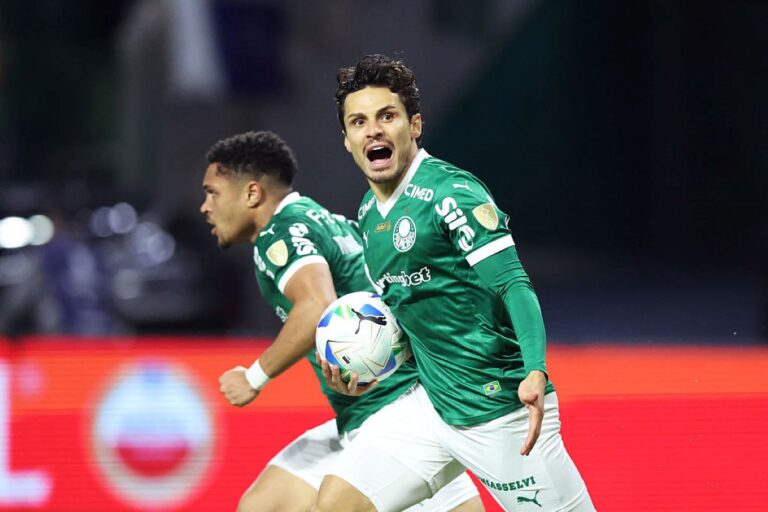 Veiga marca o terceiro gol do Palmeiras contra a LDU na Libertadores
