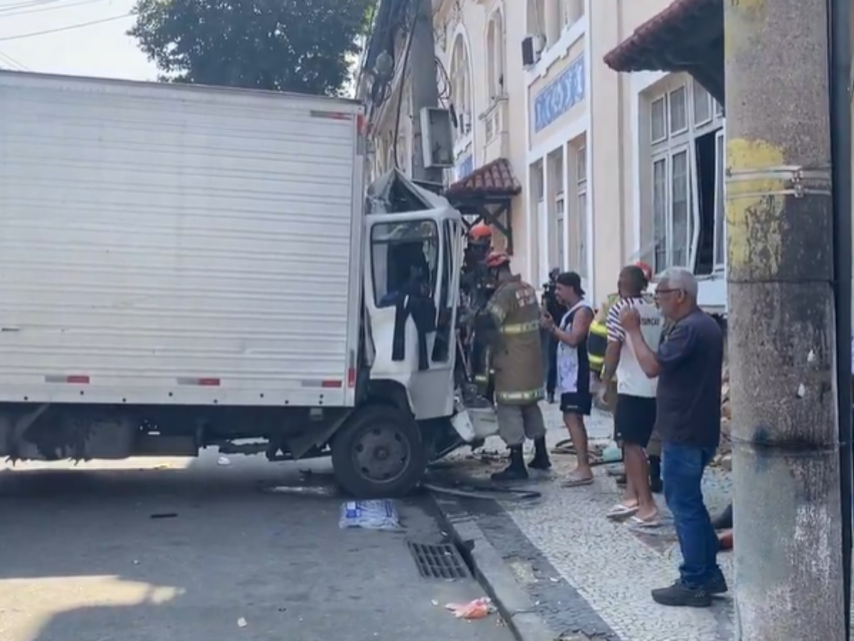 onibus-da-base-do-botafogo-fica-em-meio-a-operacao-policial-na-linha-amarela