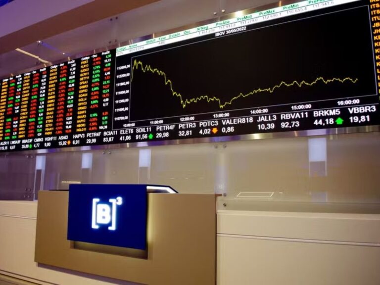 Ibovespa alcança marca histórica e encerra outubro em alta; dólar tem leve recuo Ibovespa alcança marca histórica e encerra outubro em alta; dólar tem leve recuo