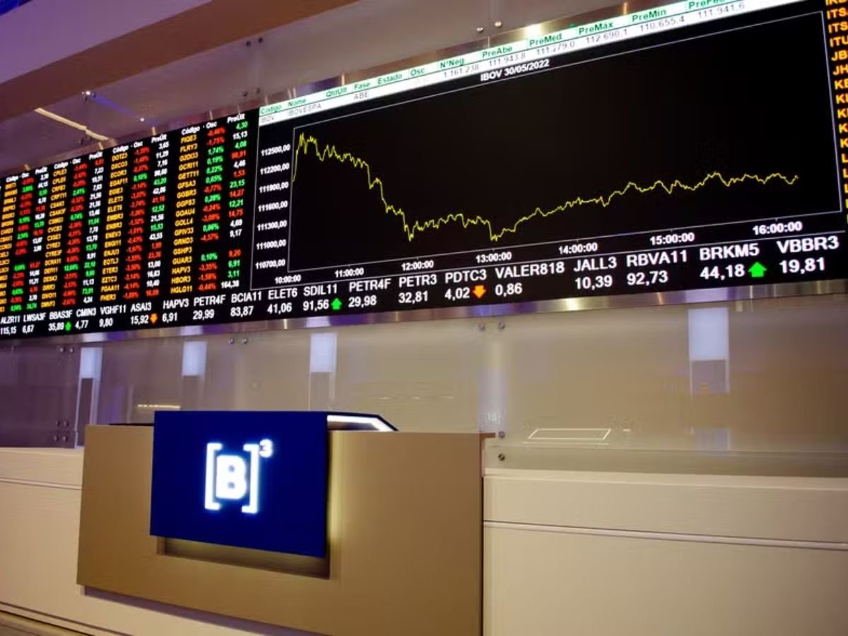 ibovespa-alcanca-marca-historica-e-encerra-outubro-em-alta;-dolar-tem-leve-recuo