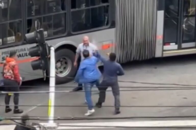 Motorista de ônibus é atingido com spray de pimenta após briga em SP