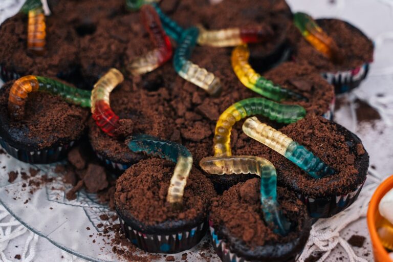 Aprenda a fazer minhocas de gelatina para a mesa de Halloween