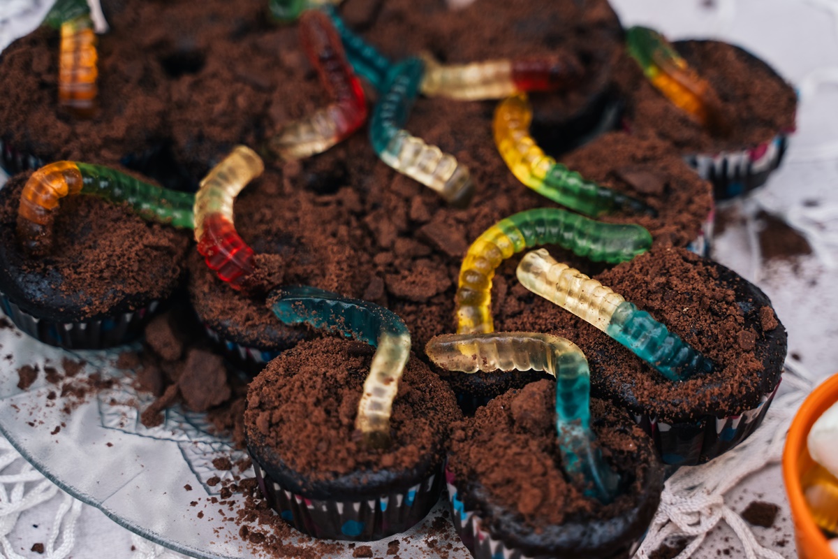 aprenda-a-fazer-minhocas-de-gelatina-para-a-mesa-de-halloween