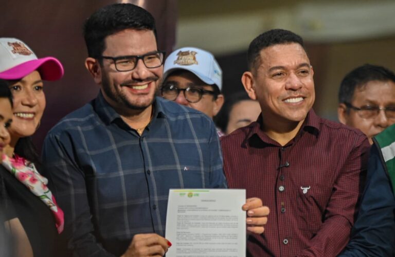 Gladson anuncia obra e entrega CNHs e equipamentos a motoristas durante ExpoFronteira