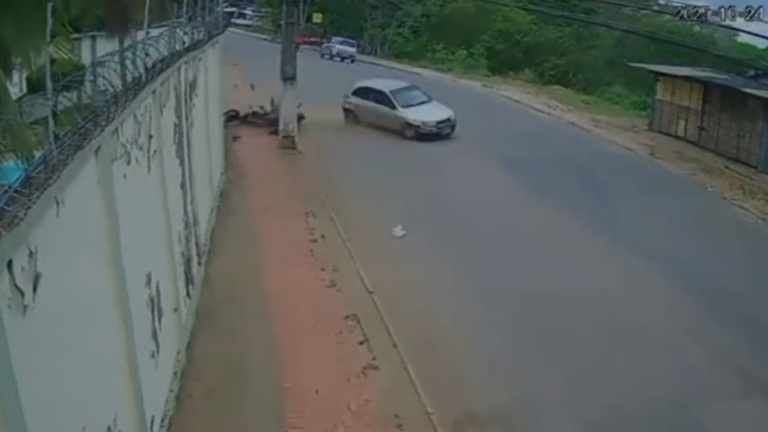 Vídeo mostra momento em que motorista bêbado atinge mototaxista e invade casa em Rio Branco
