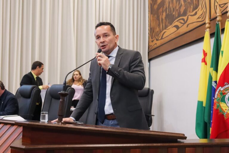 Adailton Cruz pressiona governo e exige conclusão do PCCR da Saúde: ‘O prazo terminou’