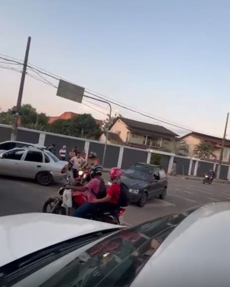 Batida entre três carros causa lentidão no trânsito em horário de pico em Rio Branco; veja vídeo