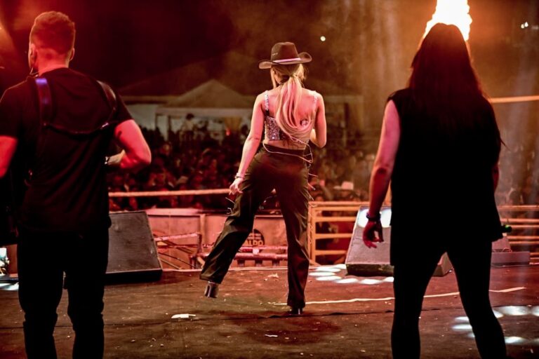 Assis Brasil celebra sucesso da ExpoFronteira com final de rodeio e show nacional; FOTOS