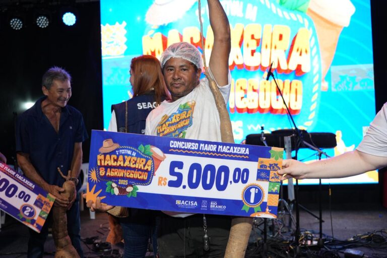 José Ferreira é bicampeão do Festival da Macaxeira com raiz de 11,16 kg e 3,04 m