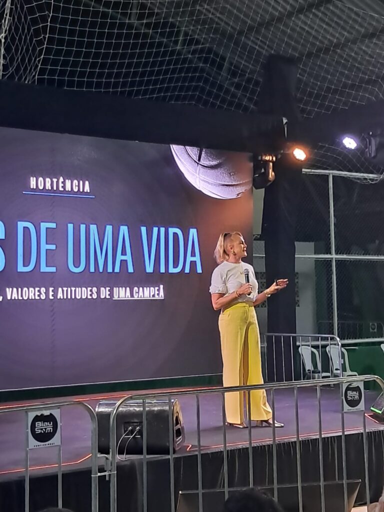 Hortência leva lições de vida a Sena Madureira, mas falta de apoio da prefeitura causa estranhamento