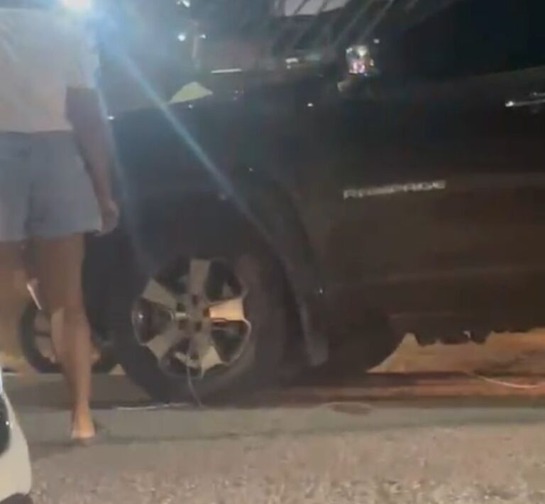 Fio de poste se solta, enrosca em veículo e complica o trânsito em Rio Branco