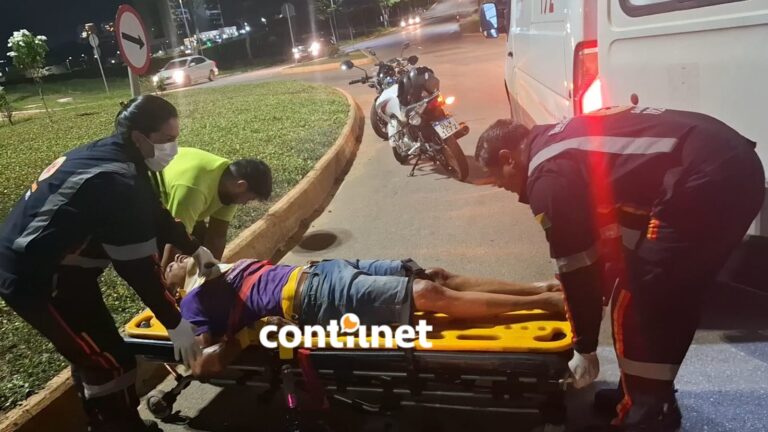 Motociclista fica ferido após perder controle ao passar por quebra-mola na Estrada do Calafate