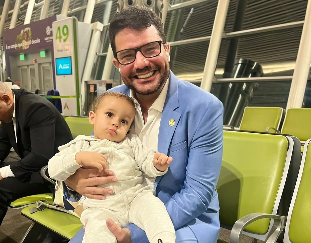 “Um minuto salva uma vida”: Gladson comemora alta de bebê de 1 ano após cirurgia cardíaca