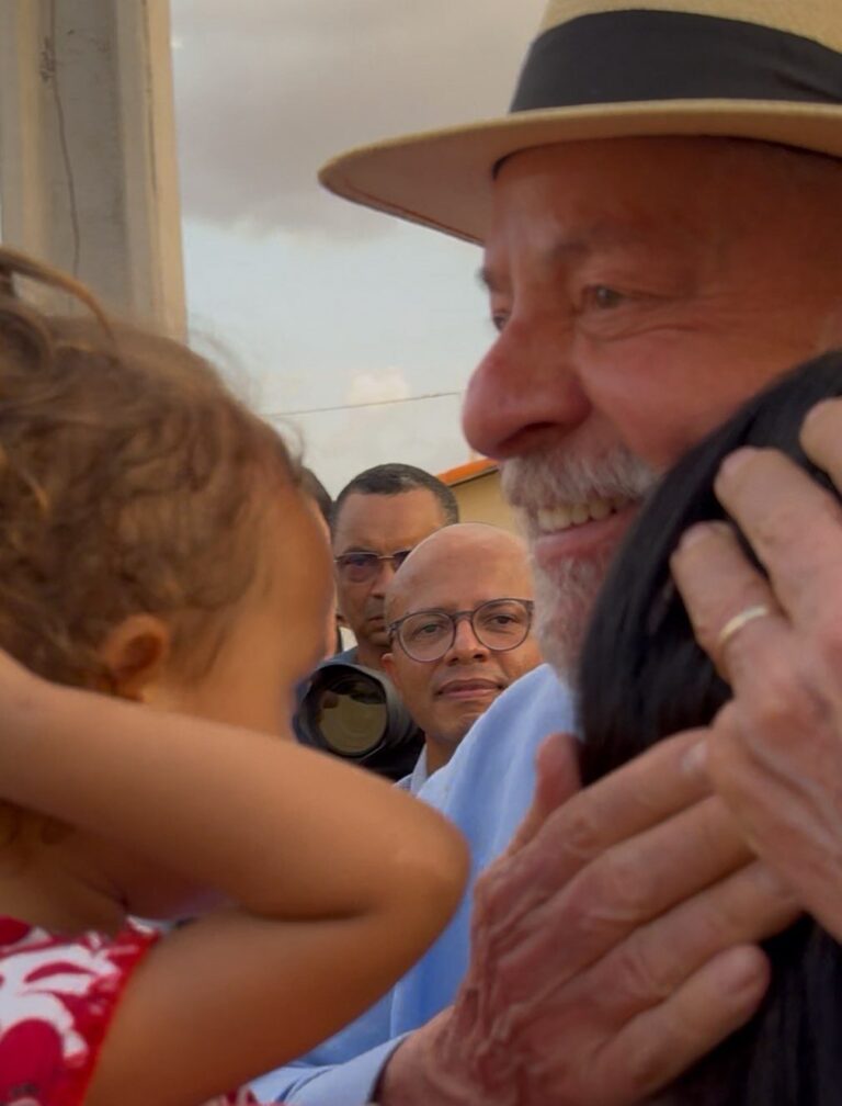 Mãe de dois filhos fica emocionada ao receber casa nova e mobiliada das mãos de Lula