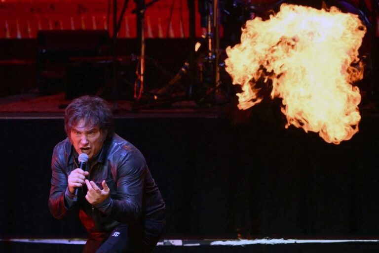 Milei ignora crise, canta rock e lança livro criticando a esquerda e citando Bolsonaro