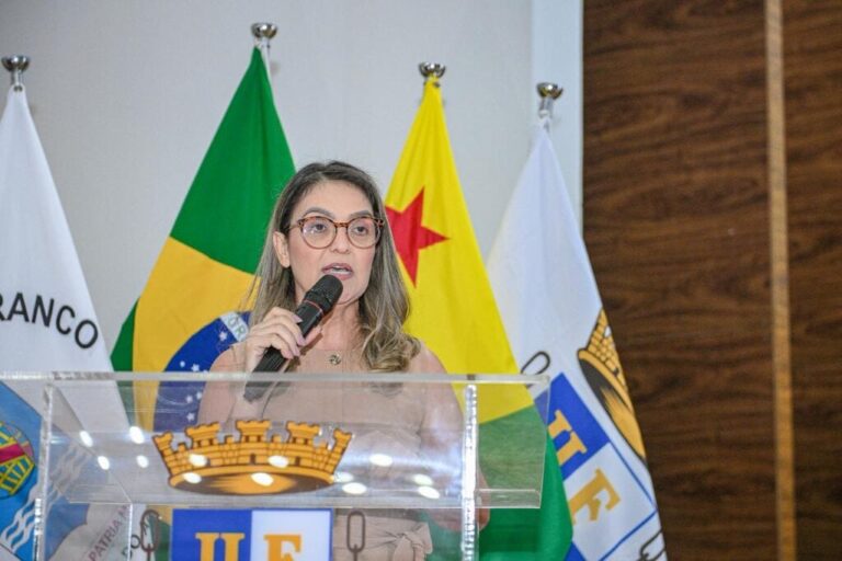 Governo nega saída de Nayara da Secom e diz que Astério foi convidado para compor o time