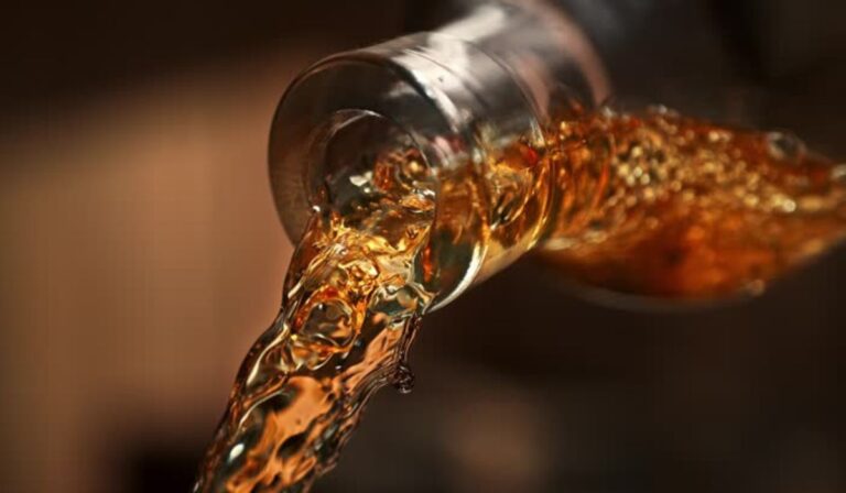 Câmara aprova urgência para projeto que torna crime hediondo adulterar bebidas que podem matar