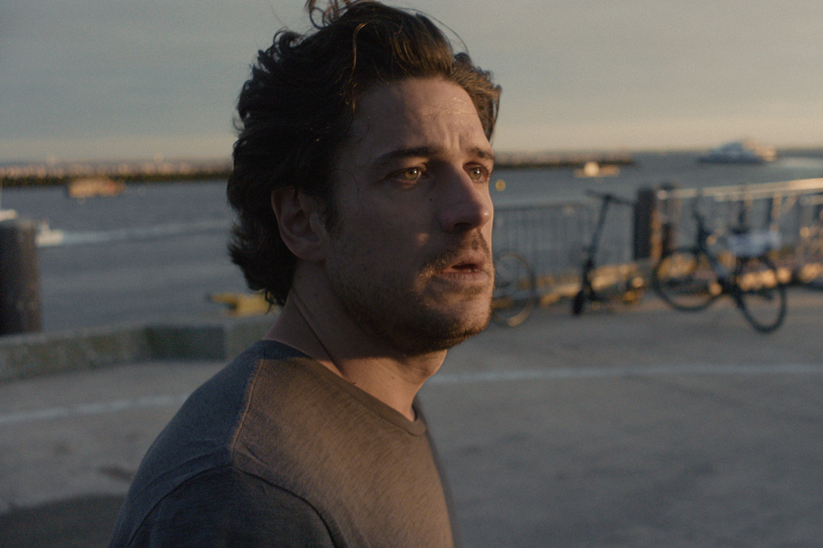 marco-pigossi-revela-maior-dificuldade-da-carreira-de-ator:-“lingua”