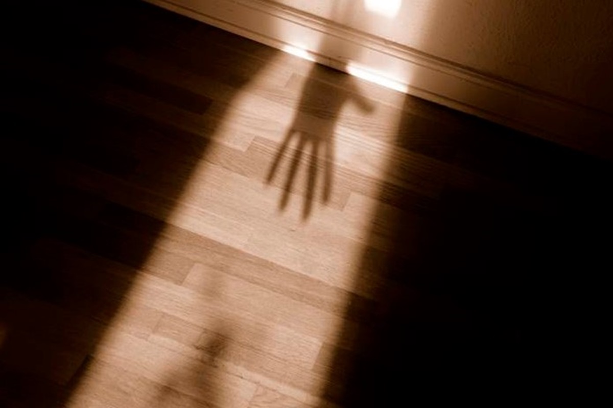 eua:-policia-acha-adolescente-desaparecida-dentro-de-caixa-em-porao