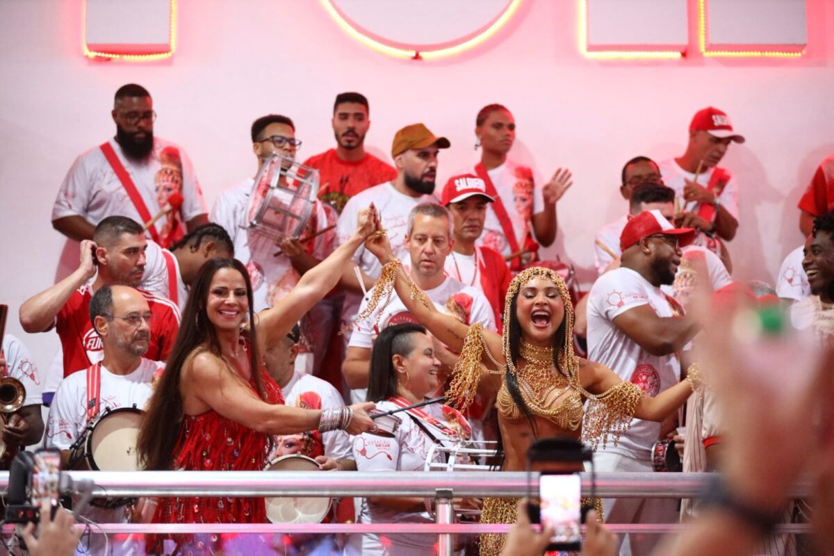 mileide-mihaile-realiza-sonho-ao-sambar-com-viviane-araujo-no-salgueiro:-“inspiracao”