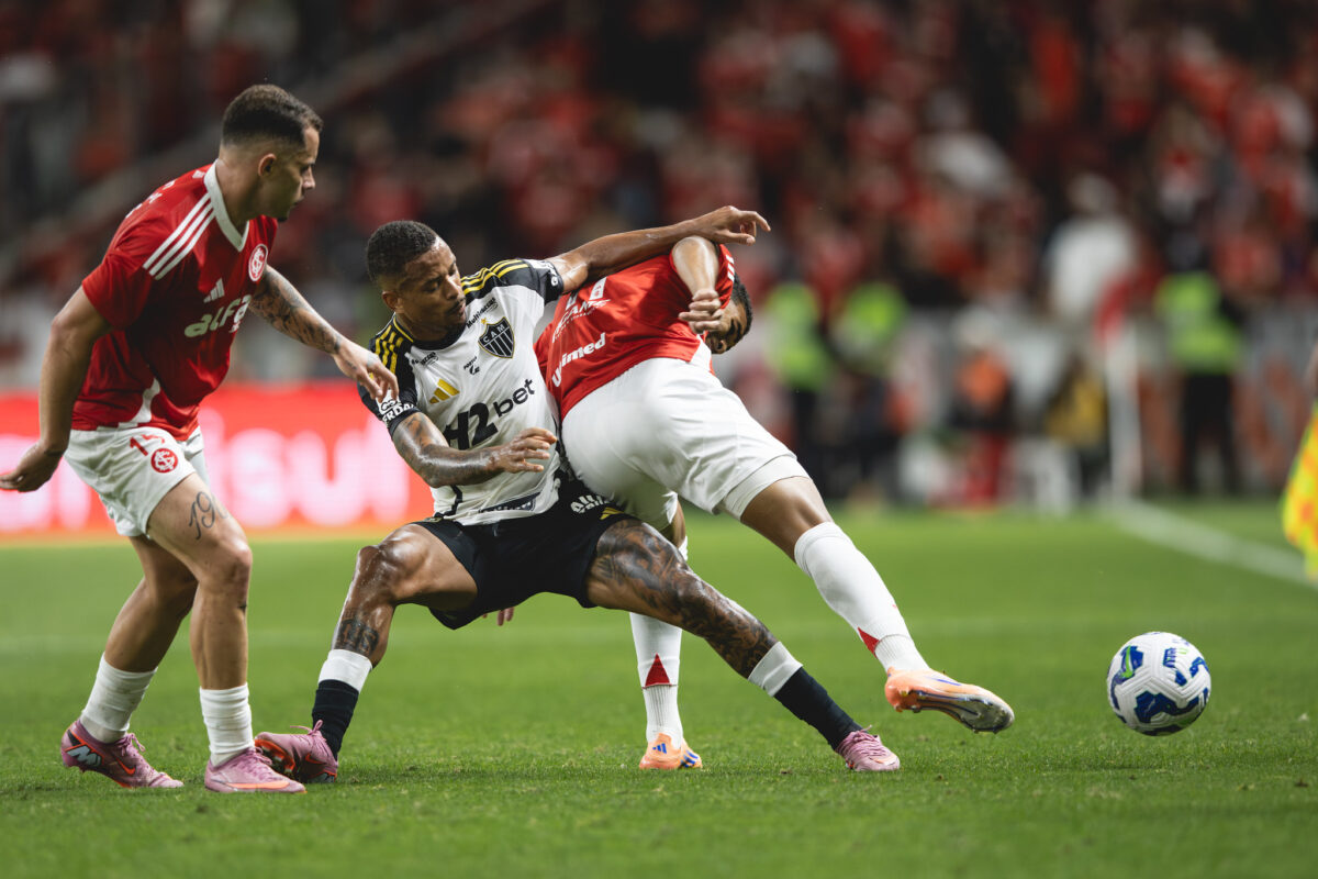 atletico-mg-reclama-de-arbitragem-apos-empate-com-o-internacional