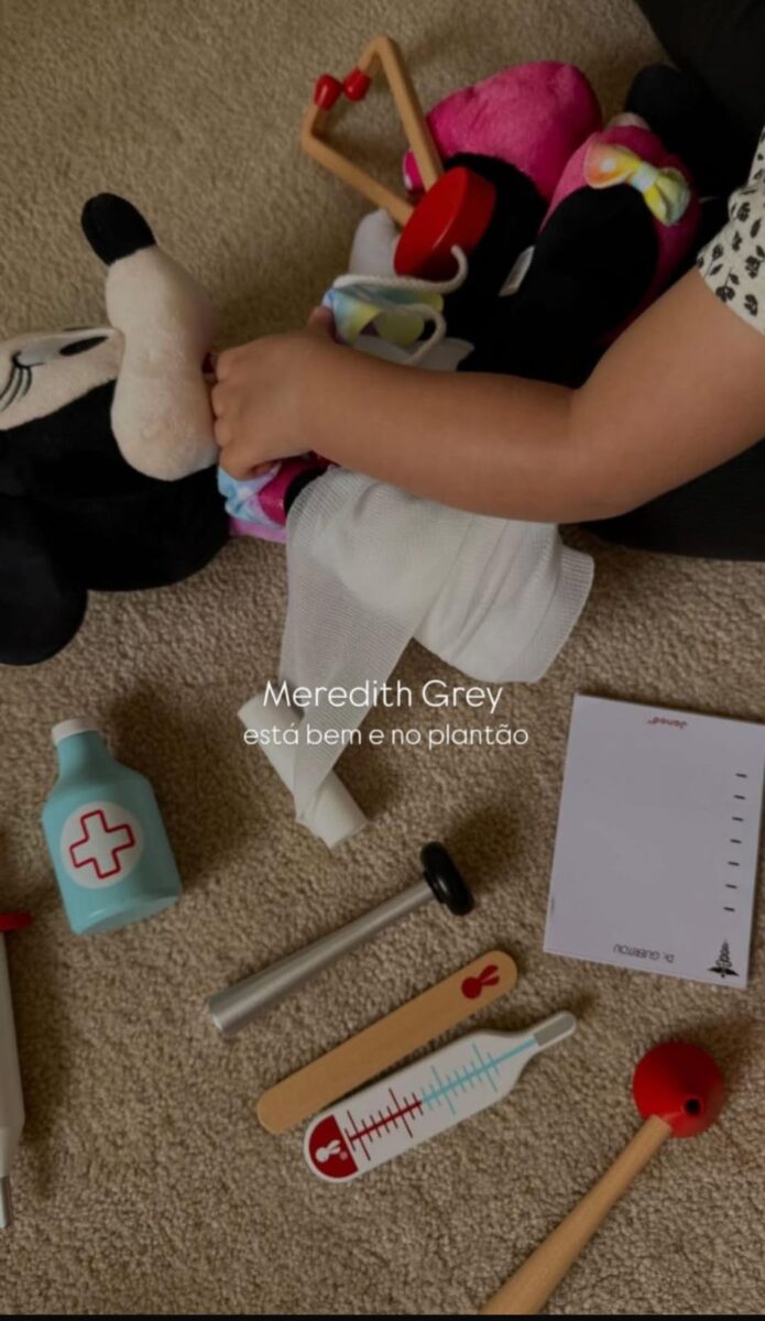 helena,-filha-de-neymar-jr.,-se-recupera-e-se-diverte-brincando-de-medica-apos-cirurgia