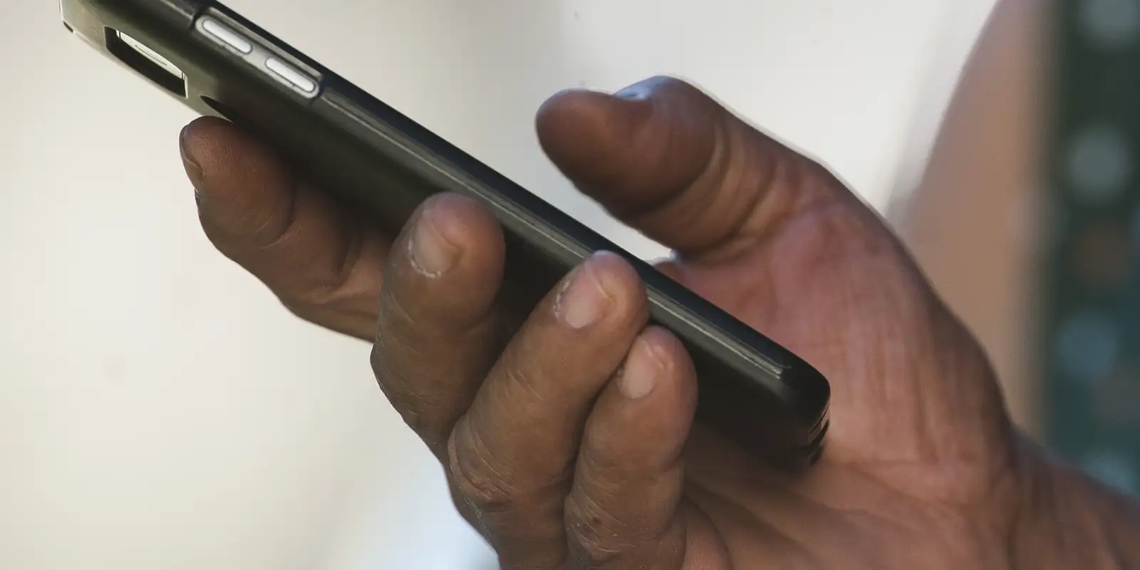 Polícia de SP faz operação contra receptação de celulares roubados