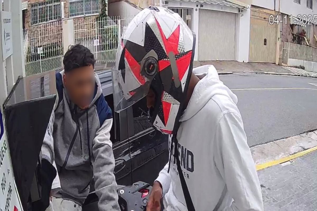 motorista-joga-carro-contra-ladroes-para-impedir-assalto-em-sp