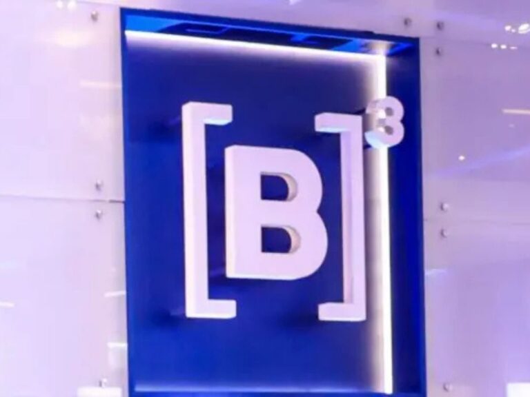 Balanço positivo: bolsa brasileira dispara e bate novo recorde; dólar recua