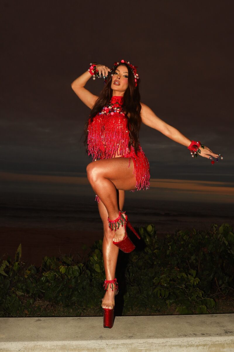 de-croche-e-brilho!-jaquelline-grohalski-e-coroada-musa-da-grande-rio