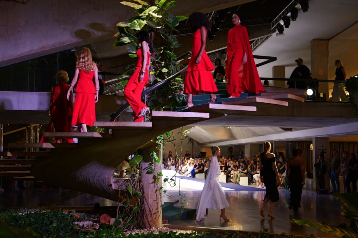 miwa-e-amek-cruzam-a-passarela-do-metropoles-catwalk