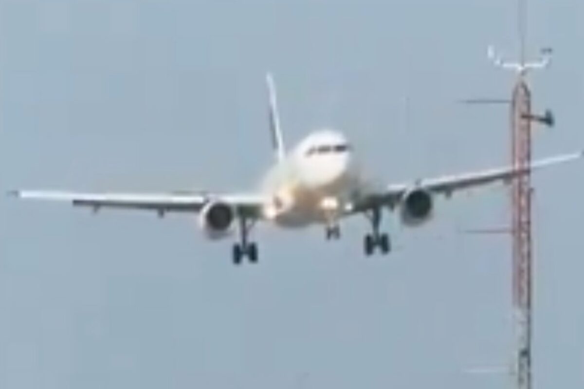 aviao-pousa-“de-lado”-em-sc-devido-a-vento-forte-em-aeroporto.-video