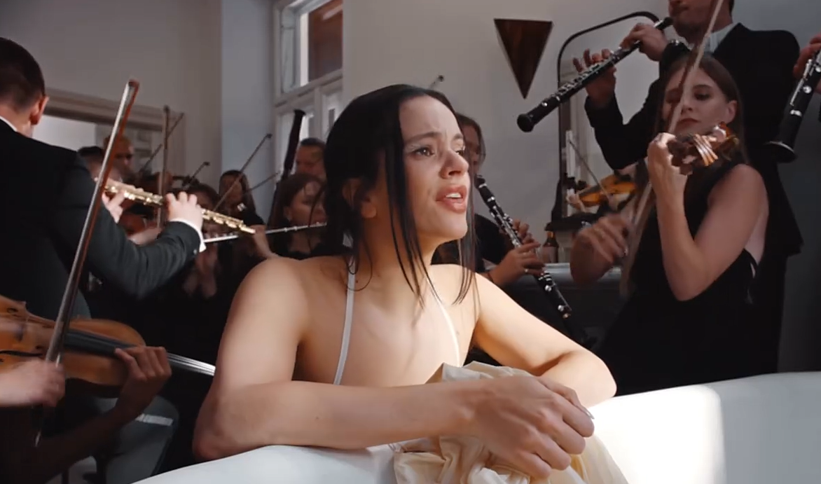 No topo! Rosalía quebra recordes com o “Lux” e Katy Perry se destaca no Brasil