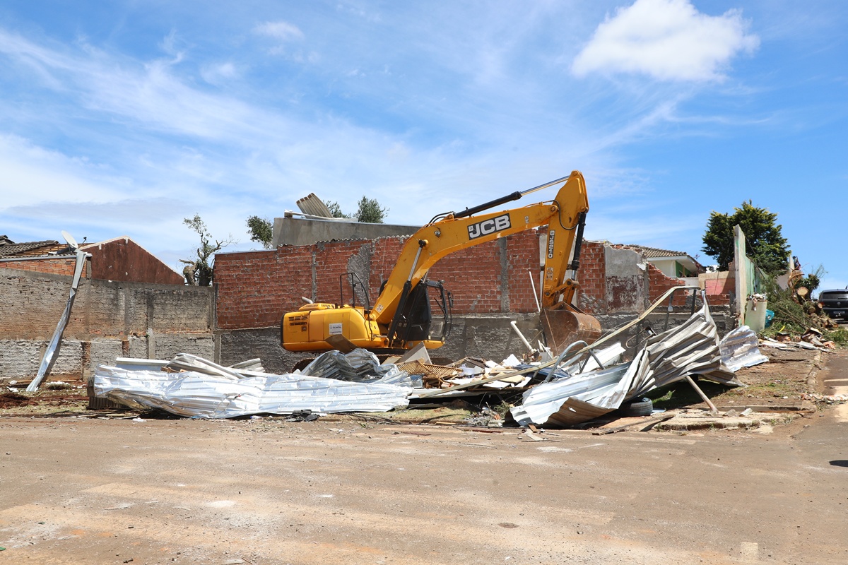 limpeza-completa-em-cidade-destruida-por-tornado-deve-durar-ate-3-dias