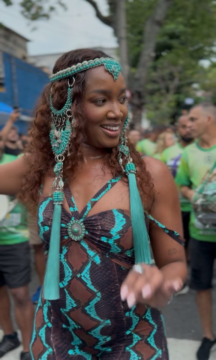 rainha!-iza-exibe-samba-no-pe-em-ensaio-de-rua-da-imperatriz-leopoldinense
