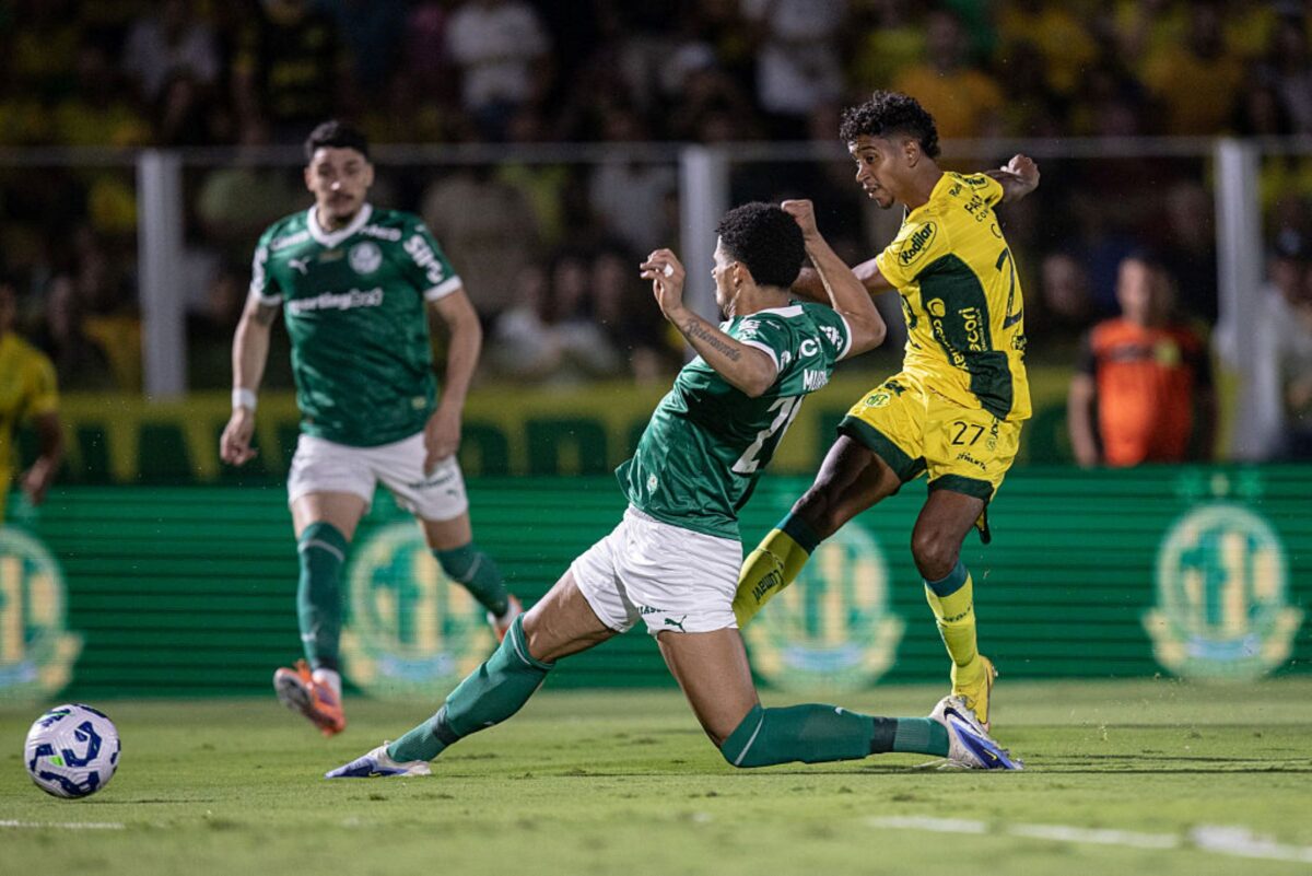 festa-do-centenario:-mirassol-bate-palmeiras-e-embola-luta-pelo-titulo