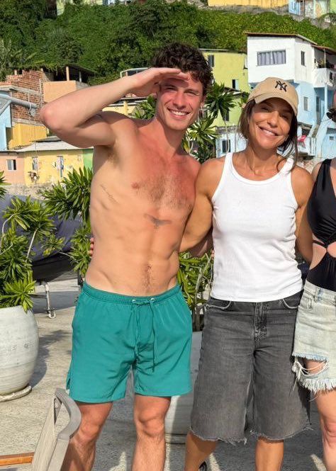 Em Salvador, Shawn Mendes posa em foto com filho de Ivete Sangalo