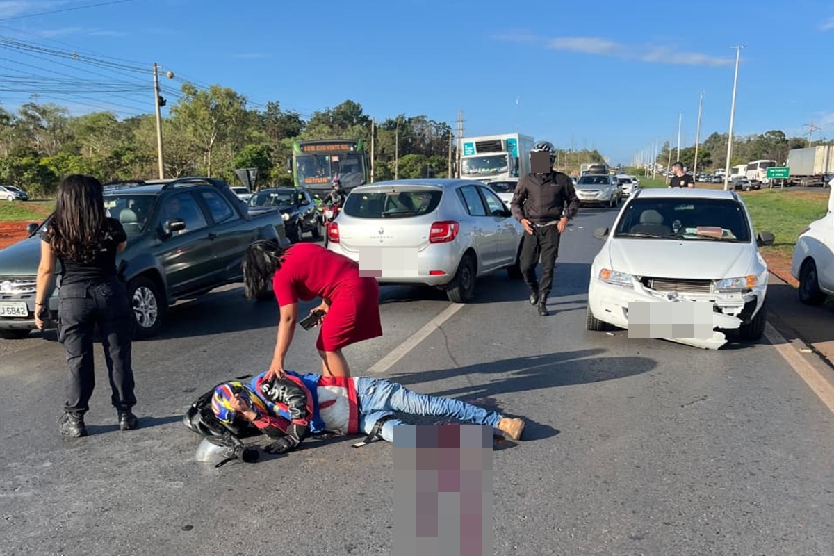 motociclista-sofre-fratura-exposta-na-perna-apos-bater-em-carro-no-df