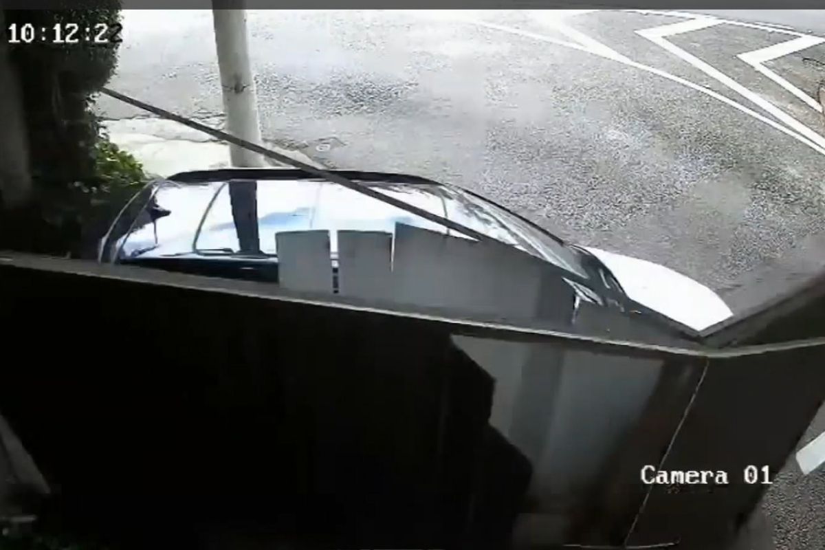 fuga-de-motel:-mulher-arromba-portao-e-avanca-contra-policial-em-sp