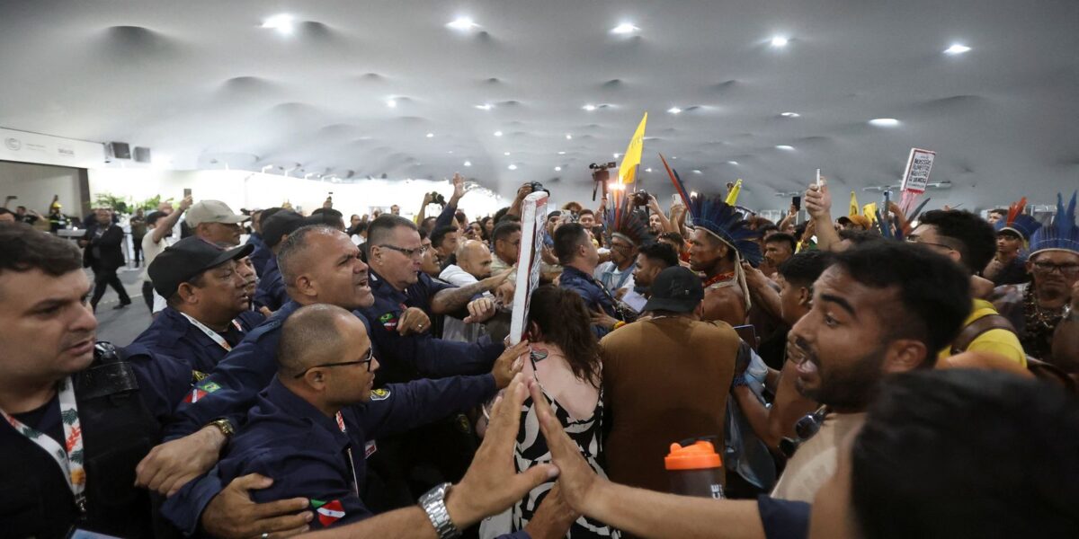 manifestantes-tentam-entrar-na-cop30-e-ha-confronto-com-seguranca
